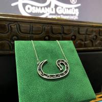 Gümüş Tasarım Kabartma İşlemeli Vav Yazılı Bayan Kolye Takı